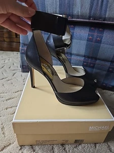 Scarpe Michael Kors donna calder cinturino alla caviglia pelle nero/oro tacco alto 8M - Foto 1 di 10