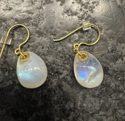 Pendientes colgantes Pippa pequeños de piedras lunares de oro de 18k Foto 1 de 4