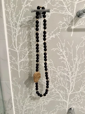 Collar llamativo con concha de ostra de cuentas de madera negro y dorado Foto 1 de 2