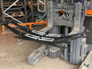 Pair of Nissan Navara D40 Heavy Duty 4+1 Leaf Springs with U Bolts 2005 on - Picture 1 of 1