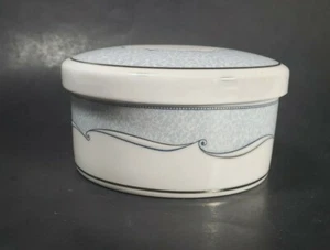 VINTAGE Wedgwood Bone China VENICE Round Lidded Powder Box Trinket Jewelry Box - Picture 1 of 8