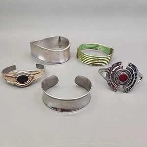 Vintage Armband Armreif 5 Stück Armreif Manschette aufklappbar grün Emaille silberfarben - Bild 1 von 18