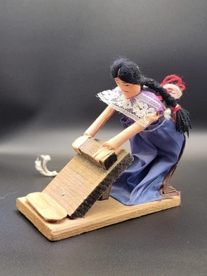 Винтажная деревянная кукла народного искусства на ниточках движущаяся игрушка. (D) - Изображение 1 из 4