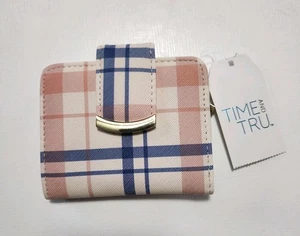 Time & Tru Damen zweifach faltbare Geldbörse mit Druckknopfverschluss blau pink kariert Neu mit Etikett  - Bild 1 von 8