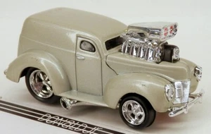 Muscle Machines 1940 Ford Sedan Delivery Panel Hot Rod Grey '40 1/64 Scale - Imagen 1 de 2