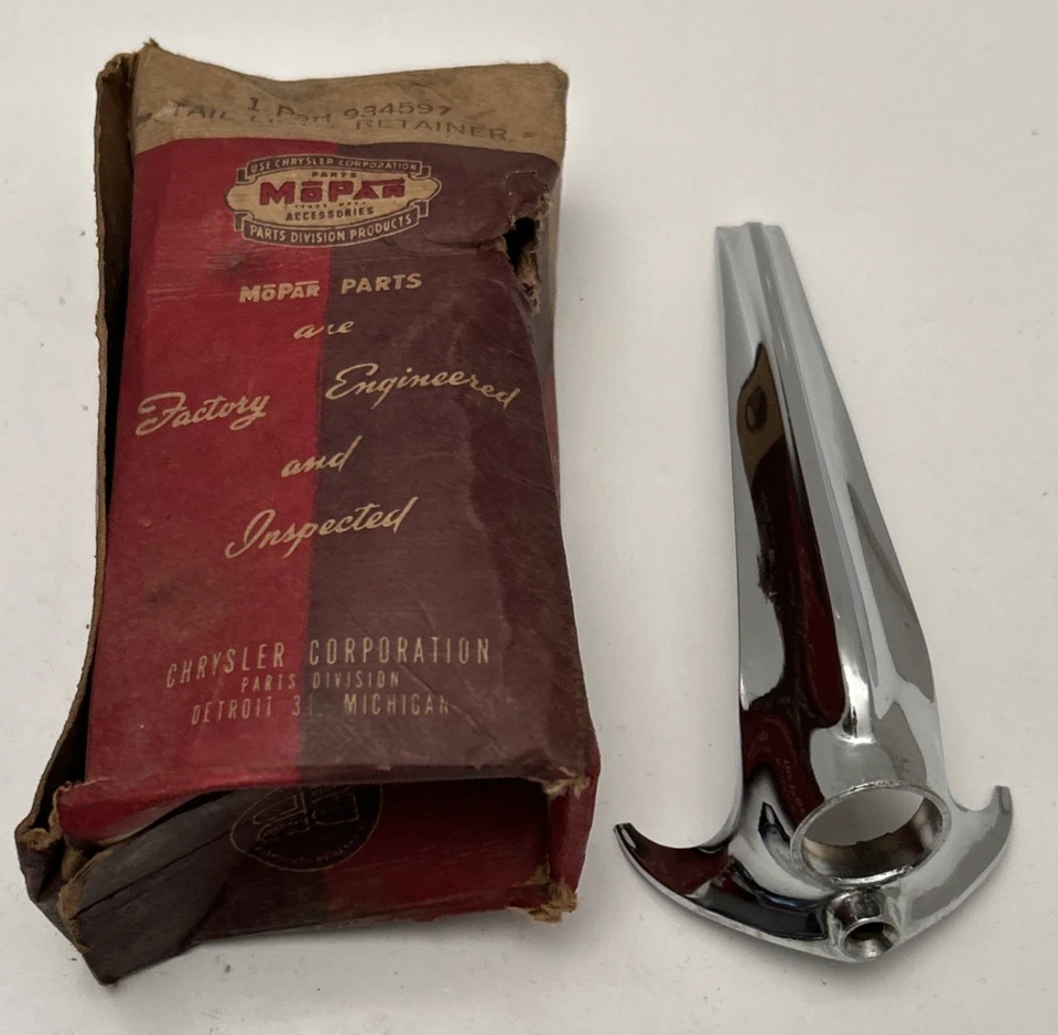 Chrysler New Yorker Saratoga 1941 luz trasera derecha lente retenedor superior 934597 nuevo en stock Foto 1 de 4