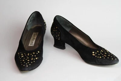Bombas de gamuza negras D'Rossana para Neiman Marcus de colección tachuelas/adornos dorados 5,5 Foto 1 de 4