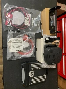 Motorola XTL5000 VHF Model: M20KSS9PW1AN *ENCRYPTED* & ACCESSORIES - Afbeelding 1 van 4