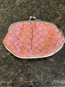 Cartera de monedas COACH Signature C's rosa con adornos de cuero blanco Kisslock - Imagen 1 de 4