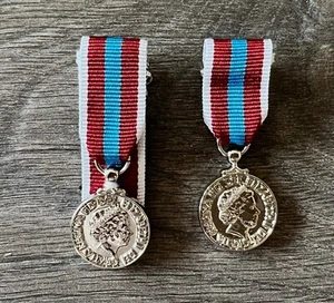 Official Queens Platinum Jubilee Miniature Medal and Ribbon Swing / Court Mount - Picture 1 of 16