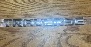Chevrolet Traverse Emblem OEM - GM Front Side Door Name Plate - Part # 25848463 - Foto 1 di 12