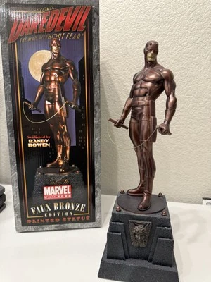 Bowen Designs - Estatua tamaño completo de bronce sintético Daredevil Foto 1 de 4