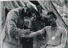 Foto WK2 - Afrika Korps -Feld Arzt Untersuchung  Impfen X110