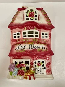 Blue Sky Clayworks Love Blooms Keramikhaus mit Katze Teelicht Kerzenhalter Neu mit Etikett - Bild 1 von 9