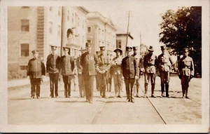 RPPC c1904 Policemen Soldiers Street View - Imagen 1 de 2