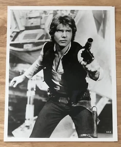 VINTAGE STAR WARS HAN SOLO BATTLE POSE 8" X 10" GLOSSY PROMOTIONAL B & W PHOTO - Picture 1 of 4