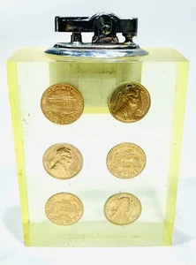 MID CENTURY MODERN LUCITE 1972 UNC PENNIES FLOATING ZIGARETTENANZÜNDER - Bild 1 von 7