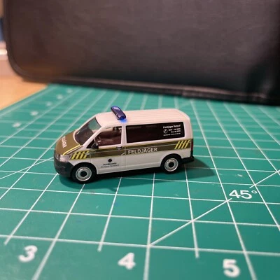 Армейский фургон Herpa HO масштаб 1:87 Volkswagen T6 военная полиция Feldjager - Изображение 1 из 4