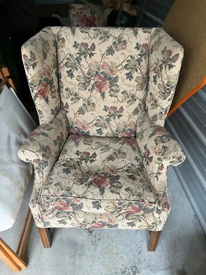 Silla antigua con respaldo de ala  Foto 1 de 3