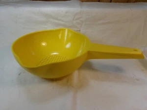 Vintage Tupperware Small Yellow Colander Strainer with Handle #1200 - Picture 1 of 4