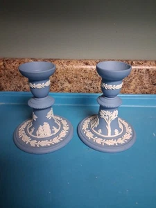 2 Wedgwood Jasperware neoklassizistische Kerzenständer, Anfang 80er Jahre. - Bild 1 von 10