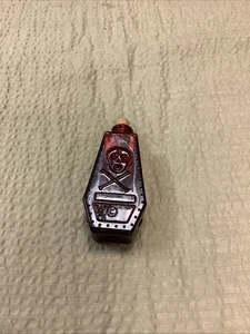 Vintage Wheaton Glas rubinrot Sargform Gift Mini Flasche Totenkopf gekreuzte Knochen RIP - Bild 1 von 5