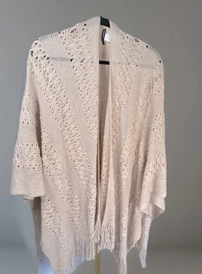 Mantón de gran tamaño tejido beige geométrico suave de la colección Maurice’s con flecos Foto 1 de 4