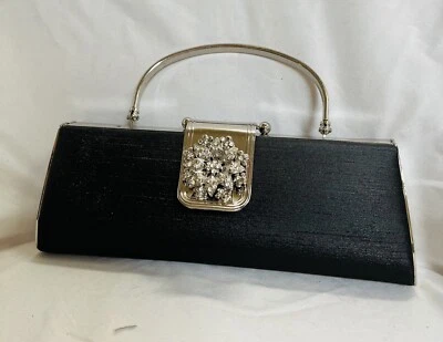 Elegante bolso clutch negro de seda con asa grabada  Foto 1 de 4