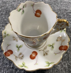 Ucagco Porzellan Teetasse Set Untertasse weiß rot Kirschen bemalt Vintage Keramik - Bild 1 von 8