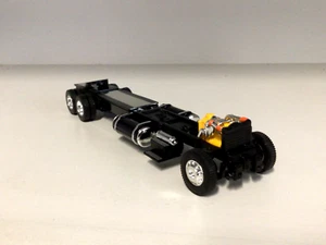 BLACK DCP 1/64 PETERBILT 359/379/389 320 FRAME (6 1/2" LONG) TANKS STEPS MOTOR - Bild 1 von 2
