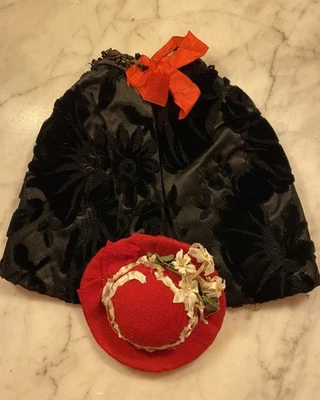 Antiguo sombrero de fieltro rojo de lujo y capa de terciopelo de corte negro 4 pupées franceses y muñecas tempranas Foto 1 de 4