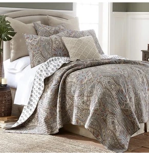 Levtex Home Kasey Quilt Set King 106x92in & Two King Shams 36 x 20in - Cotton - Picture 1 of 5