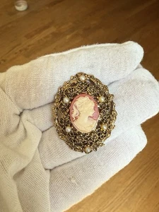 Spilla dama cammeo vintage spilla finta perla tono oro cristallo filigrana ornata - Foto 1 di 17