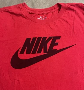 Authentisches NIKE "THE NIKE TEE" (SCHWARZES SWOOSH LOGO) T-SHIRT ERWACHSENE L Large rot S/S - Bild 1 von 3