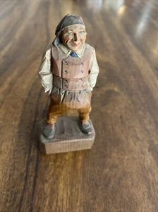 Vintage 1953 Victoria handgeschnitzte Holz Mann Figur skandinavisch - Bild 1 von 9