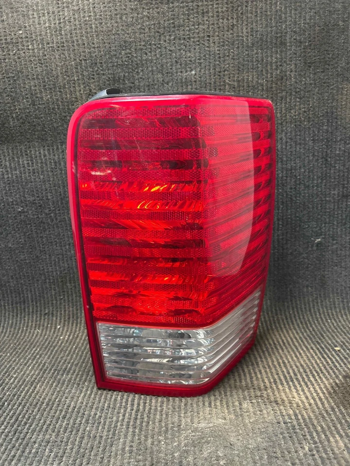 Fits 2007-2009 Chrysler Aspen Right Tail Light OEM:68001316AA Foto 1 de 4