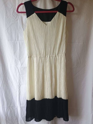 VETEMENTS Abito The Limited nero bianco piccolo scollo a V lunghezza ginocchio senza maniche plissettato top