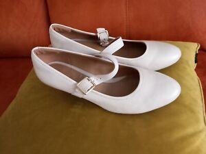 Ladies cream leather shoes from Clarks size 42=8