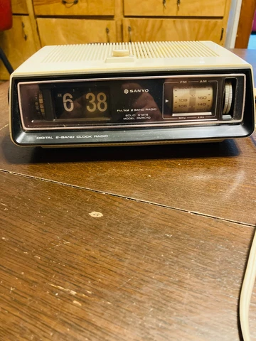 Sanyo - Radio FM/AM Flip Clock - RM 5010 Tested in working condition Cover