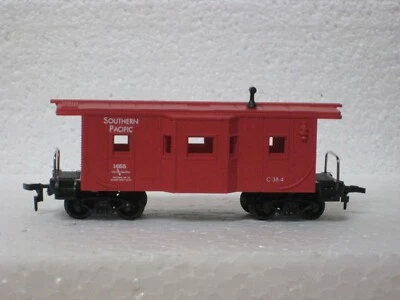 HO SOUTHERN PACIFIC 36' BAY WINDOW CABOOSE MODEL POWER #8247 - Image 1 of 3