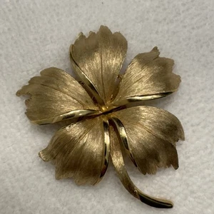 Vintage Crown Trifari Gold Tone Leaf Brooch - Picture 1 of 8