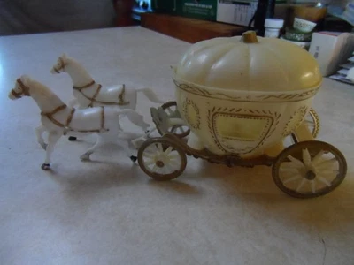 Vintage CENICIENTA CARRUAJE Y CABALLOS decoración de pastel de cumpleaños en muy buena condición Foto 1 de 3