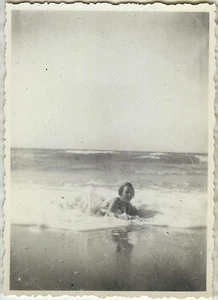 PHOTO ANCIENNE - VINTAGE SNAPSHOT - MER BAIGNADE VAGUE DRÔLE - SEA WAVE FUNNY - Foto 1 di 1