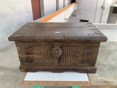 Antigua caja de almacenamiento de dinero de comerciante de madera hecha a mano india con pestillo Foto 1 de 4