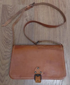 Vintage Jagdtasche, Leder, camelfarben, Größe 27x17 cm/10,6 x6,7 Zoll, 70er Jahre gebraucht UK - Bild 1 von 17