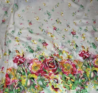 Tela transparente de gasa multicolor con estampado floral-por yarda Foto 1 de 2