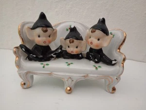 Vintage Enesco Japan Porzellan drei Pixies Elfen sitzen auf Couch Aufkleber - Bild 1 von 11