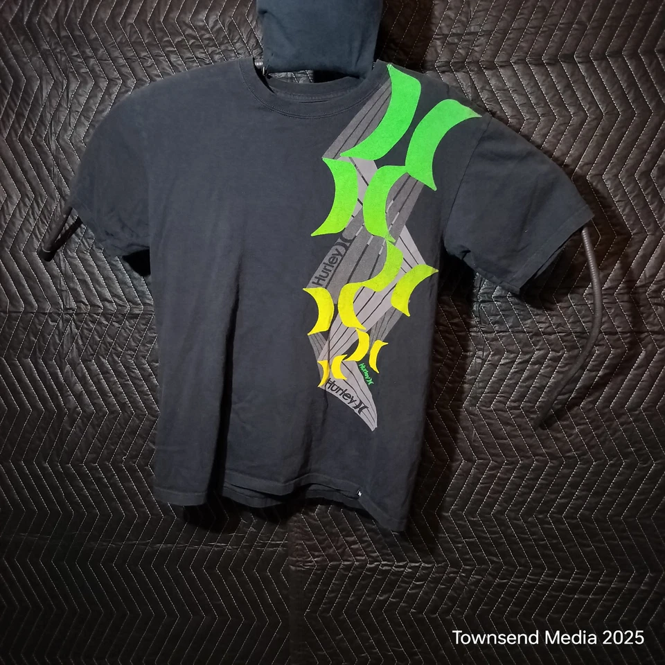 Hurley Hombre Cuello Redondo Manga Corta Verde y Amarillo Diseño Sobre Negro Talla L Foto 1 de 4
