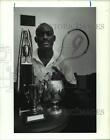 1990 Photo de presse Moses Olubo, États-Unis #2 joueur de squash affiche des trophées.