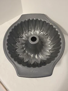 Wilton Flower Sunflower Cake Pan Fluted Tube Bundt Ring Non Stick 9.75 in (A11) - Picture 1 of 3